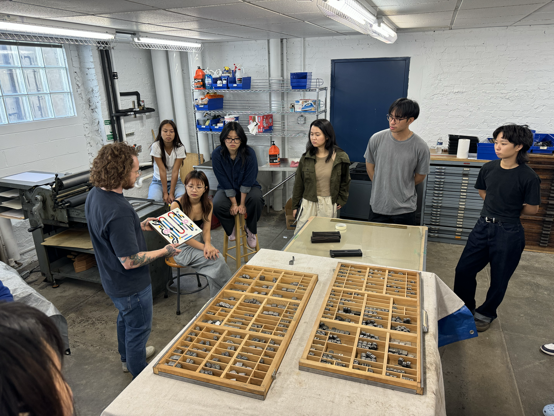 Kelsey Elder teaching a class in the 2D Lab